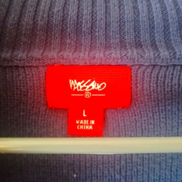 Men's Sweater - Picture 3 of 4